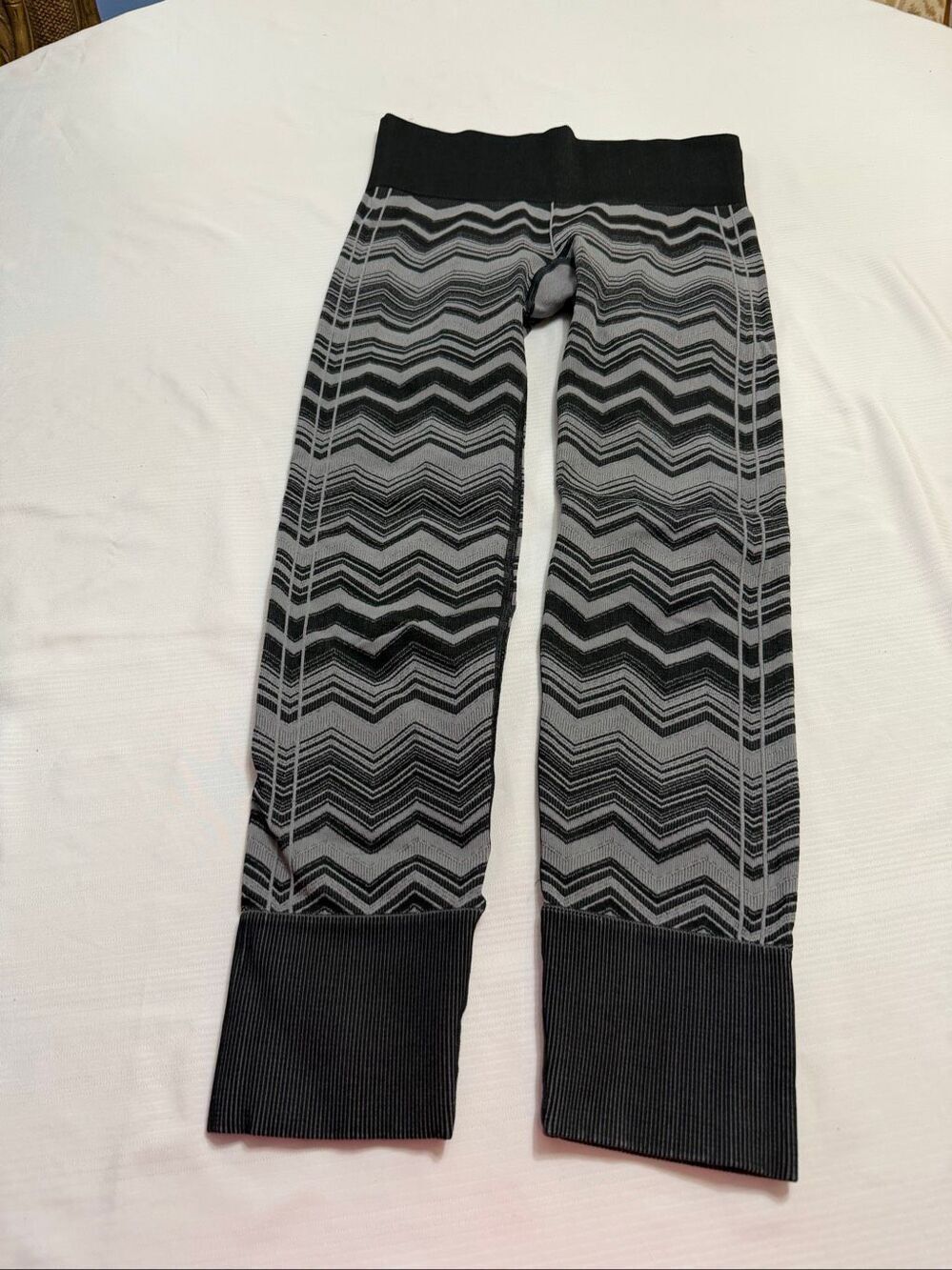 Lululemon Ebb to Street Gray Chevron Compression Pants Leggings Sz 6